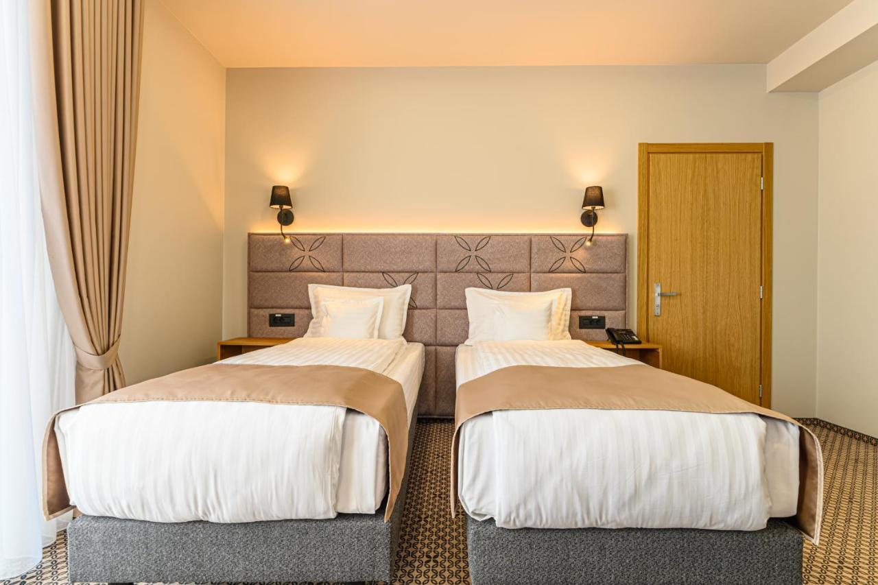 Hotel Dukat Gura Humorului Exteriör bild