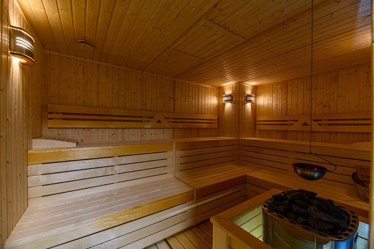 Hotel Dukat Gura Humorului Exteriör bild