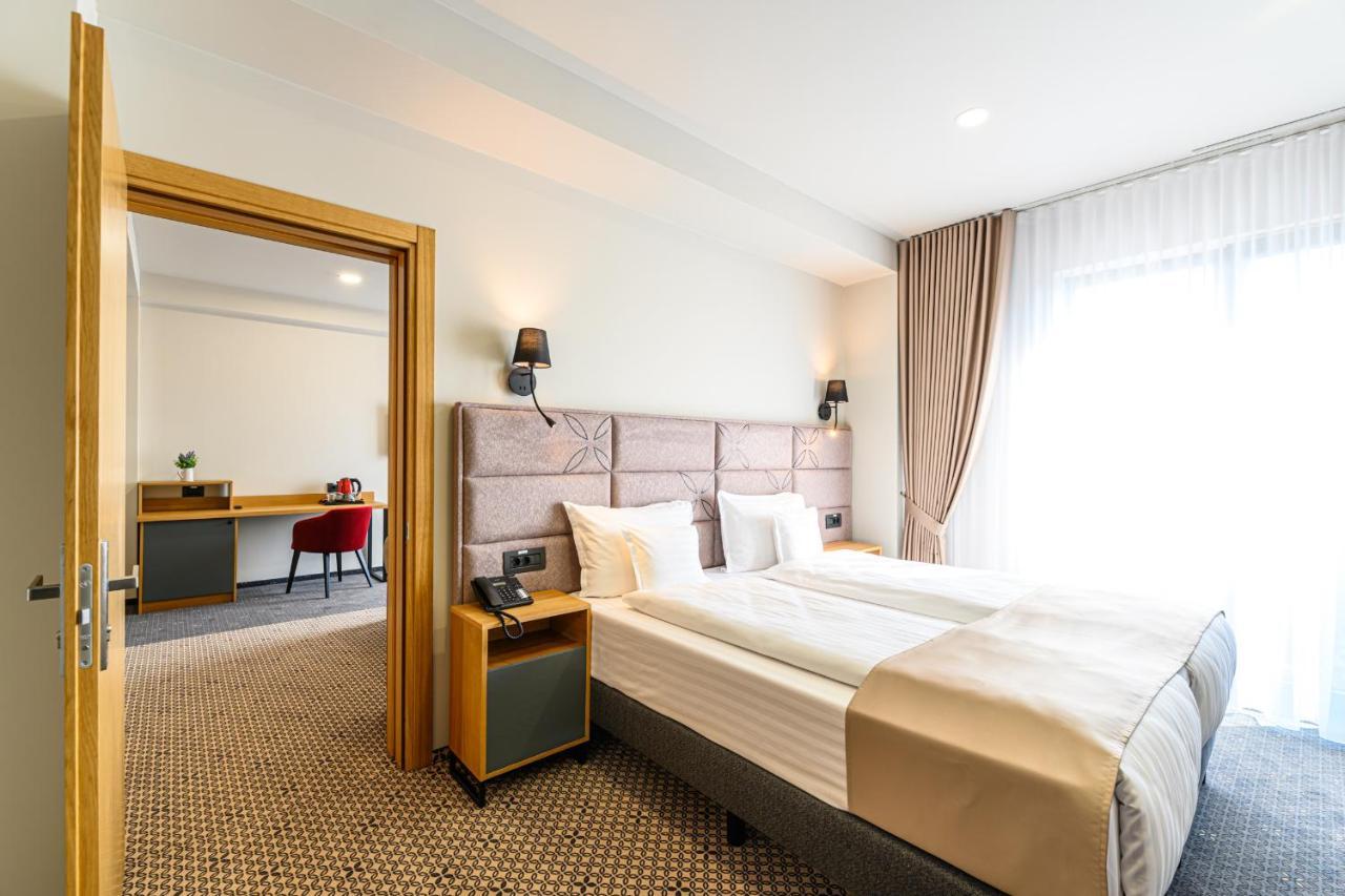 Hotel Dukat Gura Humorului Exteriör bild