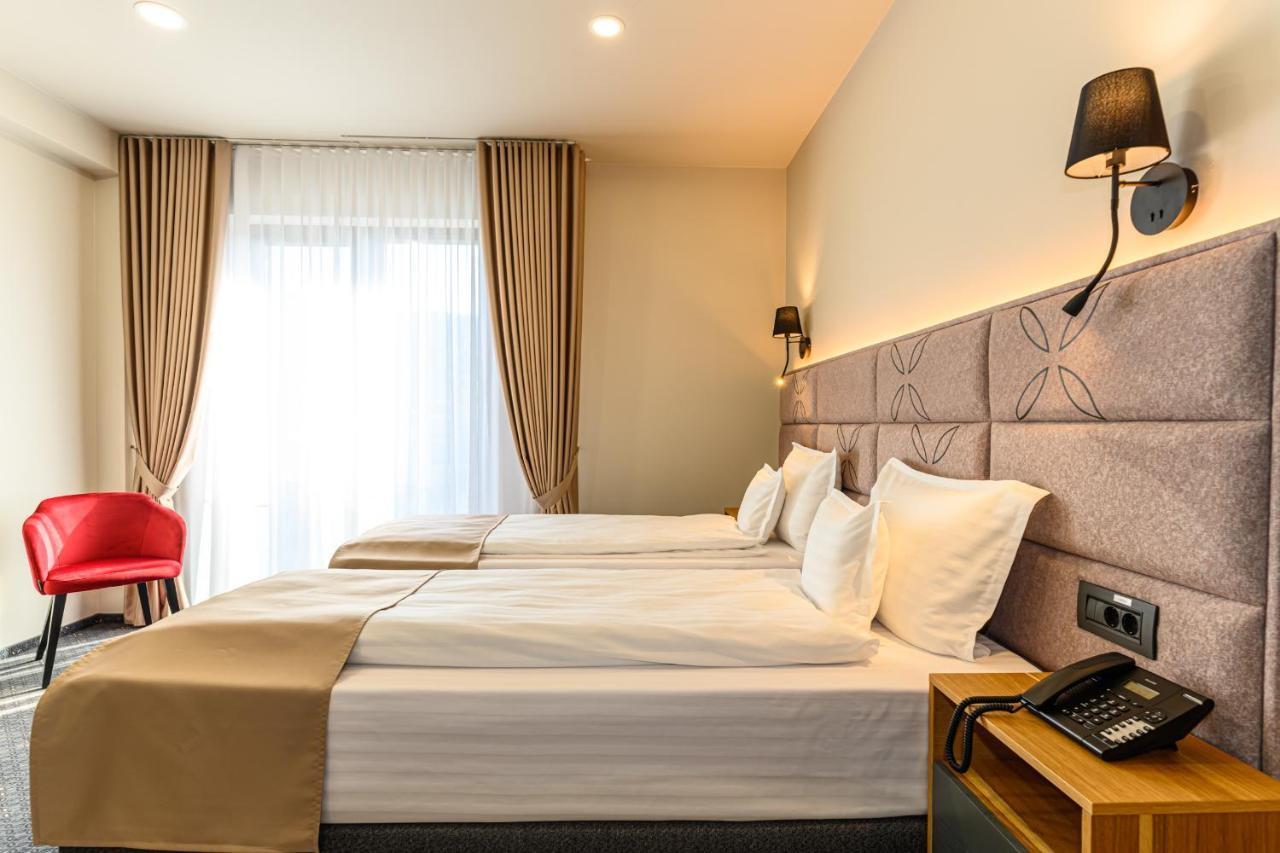 Hotel Dukat Gura Humorului Exteriör bild