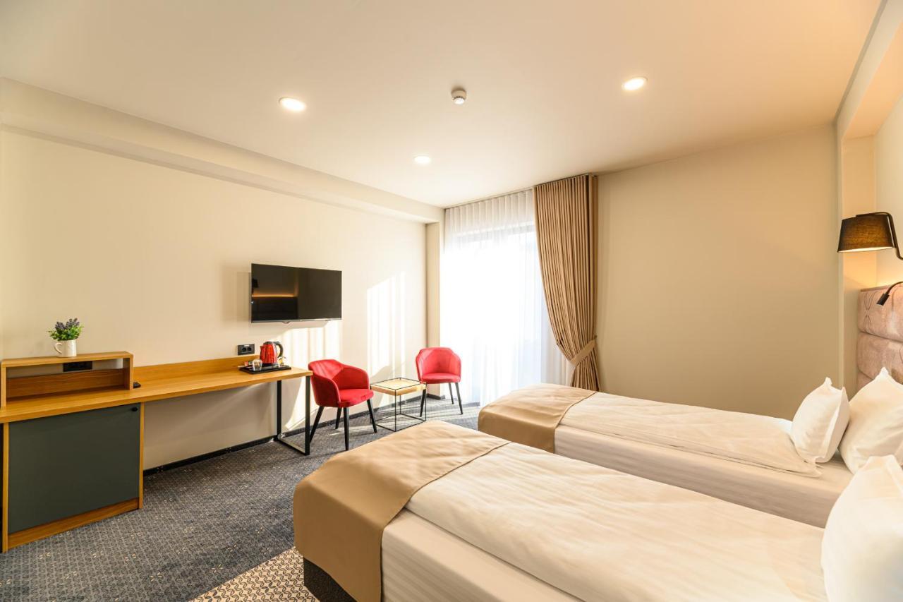 Hotel Dukat Gura Humorului Exteriör bild