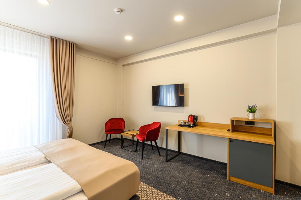 Hotel Dukat Gura Humorului Exteriör bild