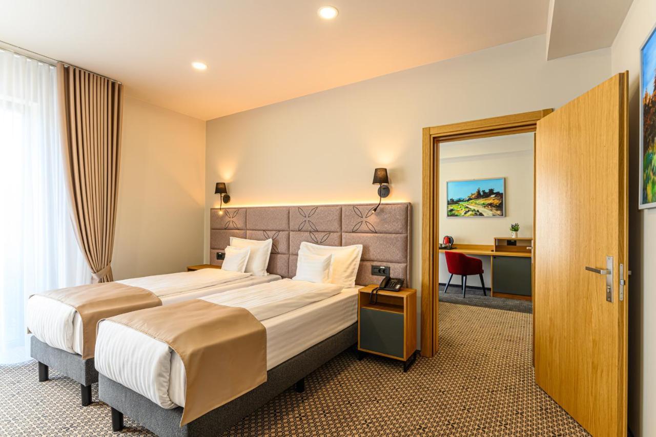 Hotel Dukat Gura Humorului Exteriör bild