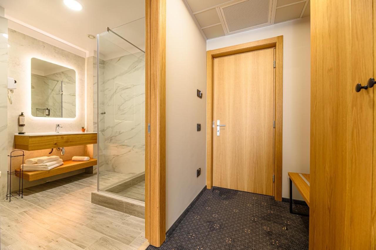 Hotel Dukat Gura Humorului Exteriör bild