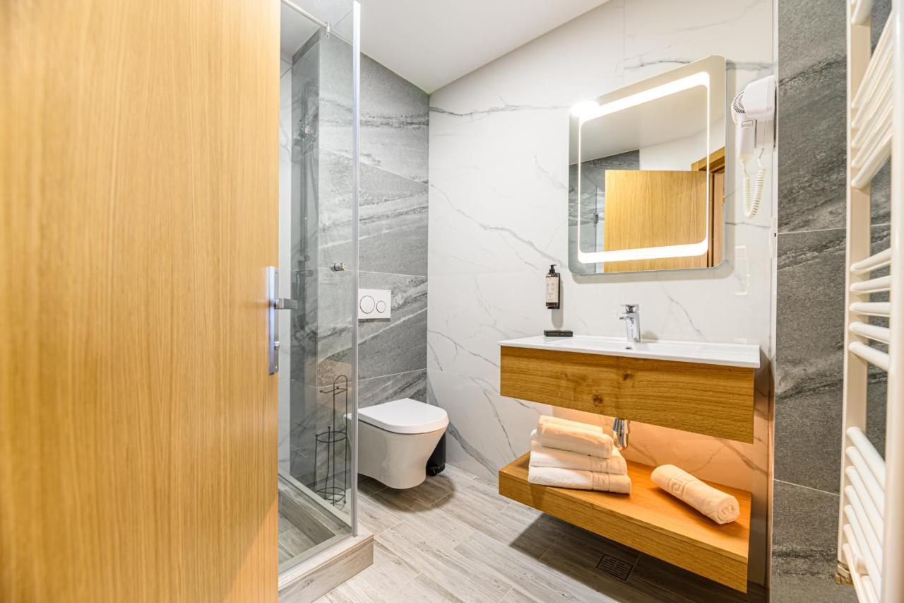 Hotel Dukat Gura Humorului Exteriör bild