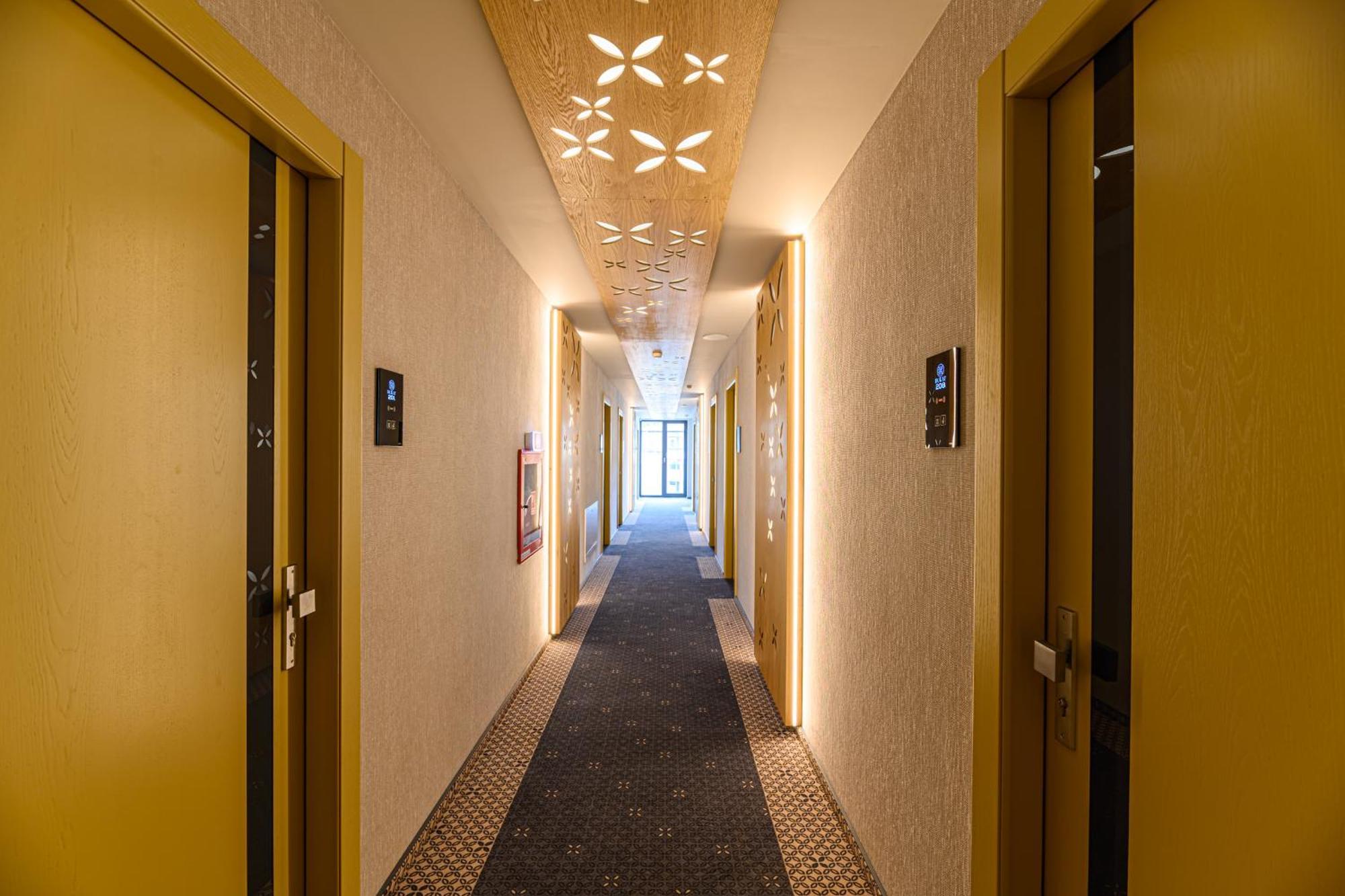 Hotel Dukat Gura Humorului Exteriör bild