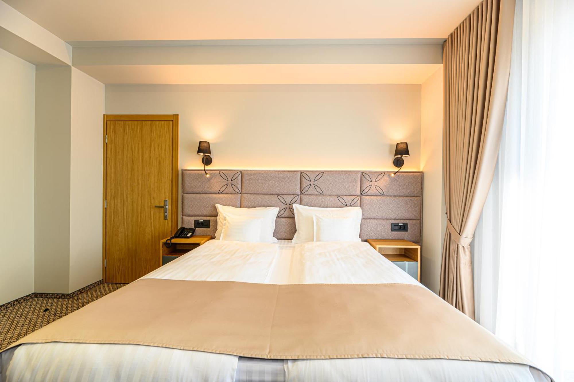 Hotel Dukat Gura Humorului Exteriör bild
